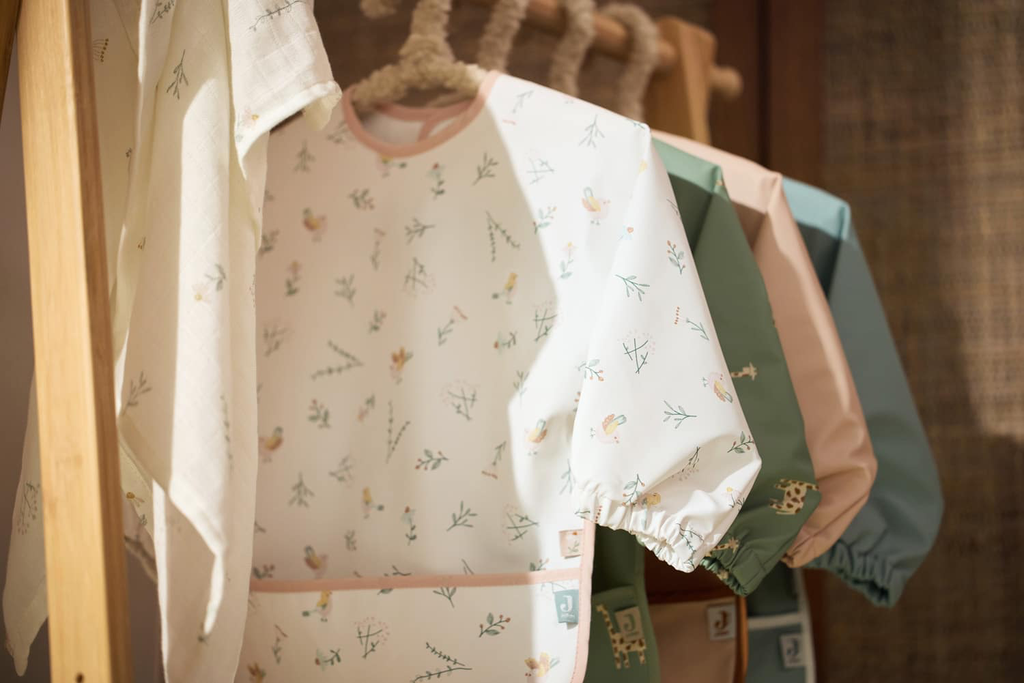 Jollein-Slab-Waterproof-met-Mouw-Lovely-Birds-8717329387010-5.webp